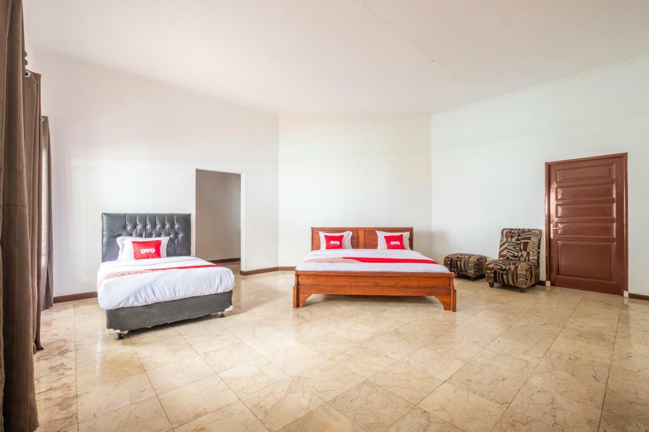 Oyo 951 Cempaka Ratu Beach Resort Sukabumi Kültér fotó